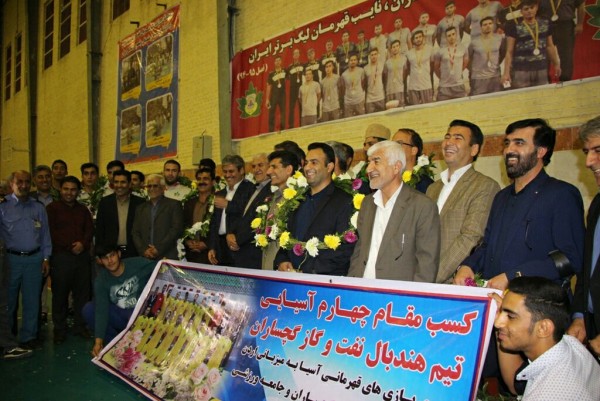 استقبال باشکوه از تیم هندبال نفت و گاز پس از درخشش در آسیا با حضور تاجگردون استقبال باشکوه از تیم هندبال نفت و گاز پس از درخشش در آسیا با حضور تاجگردون