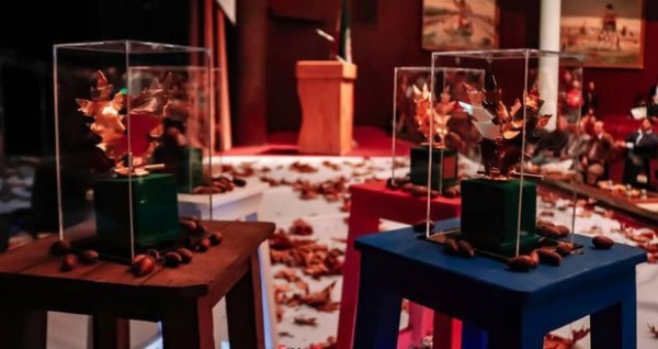 تقدیر از نخبگان علمی و فرهنگی یازده استان لُرنشین در جشنواره فرهنگی بلوط در دانشگاه تهران تقدیر از نخبگان علمی و فرهنگی یازده استان لُرنشین در جشنواره فرهنگی بلوط در دانشگاه تهران