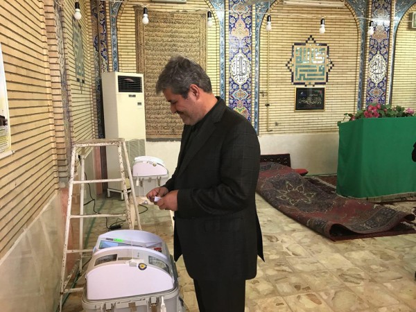 غلامرضا تاجگردون با حضور در حسینیه بیتالعباس دوگنبدان در دوازدهمین دوره انتخابات ریاست جمهوری رای خود را به صندوق انداخت غلامرضا تاجگردون با حضور در حسینیه بیتالعباس دوگنبدان در دوازدهمین دوره انتخابات ریاست جمهوری رای خود را به صندوق انداخت