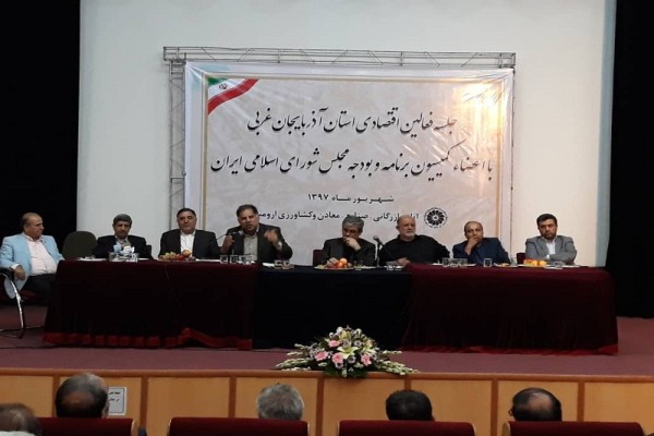 جلسه با فعالان اقتصادی و توليدكنندگان آذربايجان غربی جلسه با فعالان اقتصادی و توليدكنندگان آذربايجان غربی