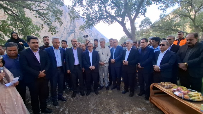 به مناسبت هفته دولت سوت قطار بهسازی محور گچساران - چرام در ایستگاه سوم به صدا درآمد به مناسبت هفته دولت سوت قطار بهسازی محور گچساران - چرام در ایستگاه سوم به صدا درآمد