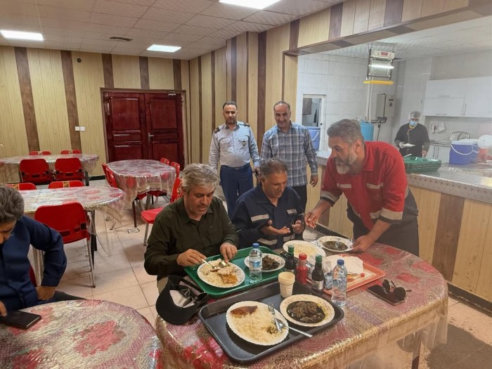 غلامرضا تاجگردون در جمع کارگران نفت: بازدید میدانی و همسفره شدن برای بررسی مشکلات غلامرضا تاجگردون در جمع کارگران نفت: بازدید میدانی و همسفره شدن برای بررسی مشکلات