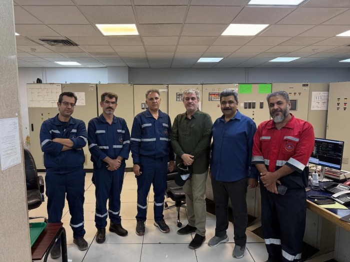 غلامرضا تاجگردون در جمع کارگران نفت: بازدید میدانی و همسفره شدن برای بررسی مشکلات غلامرضا تاجگردون در جمع کارگران نفت: بازدید میدانی و همسفره شدن برای بررسی مشکلات