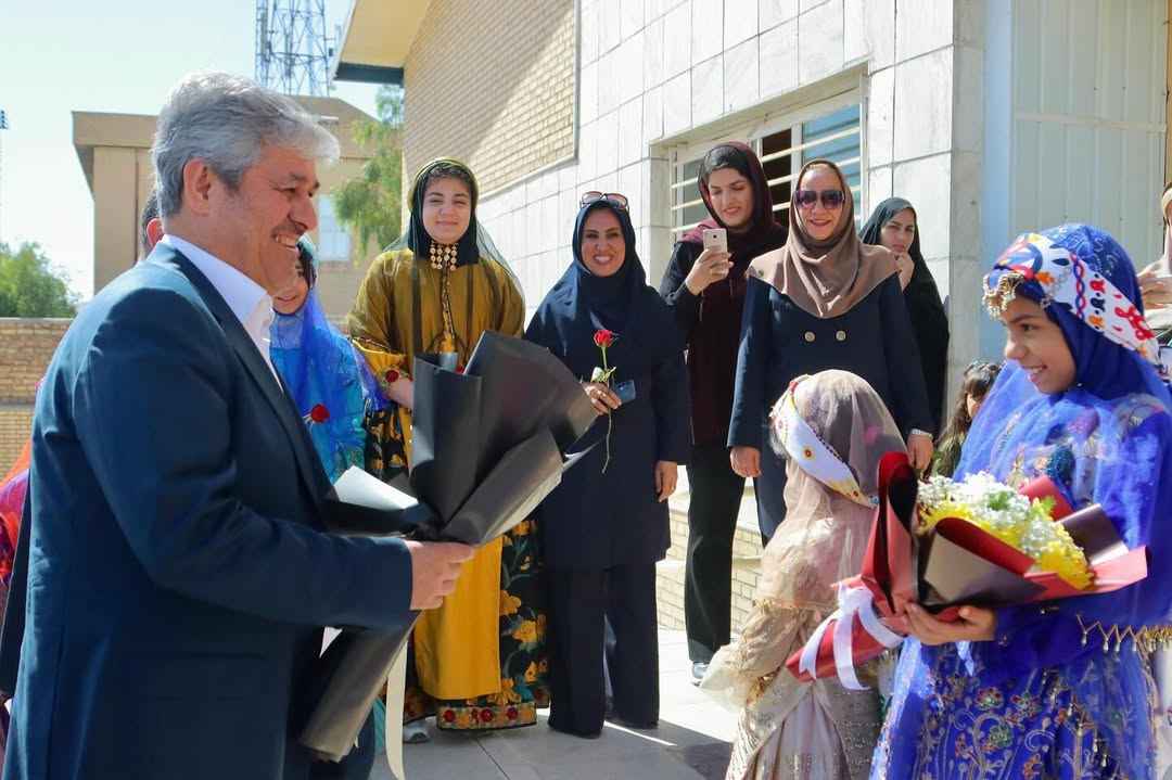 آیین نکوداشت مقام معلم در گچساران با حضور غلام‌رضا تاجگردون رئیس کمیسیون برنامه و بودجه و قاسمی معاون وزیر آموزش و پرورش