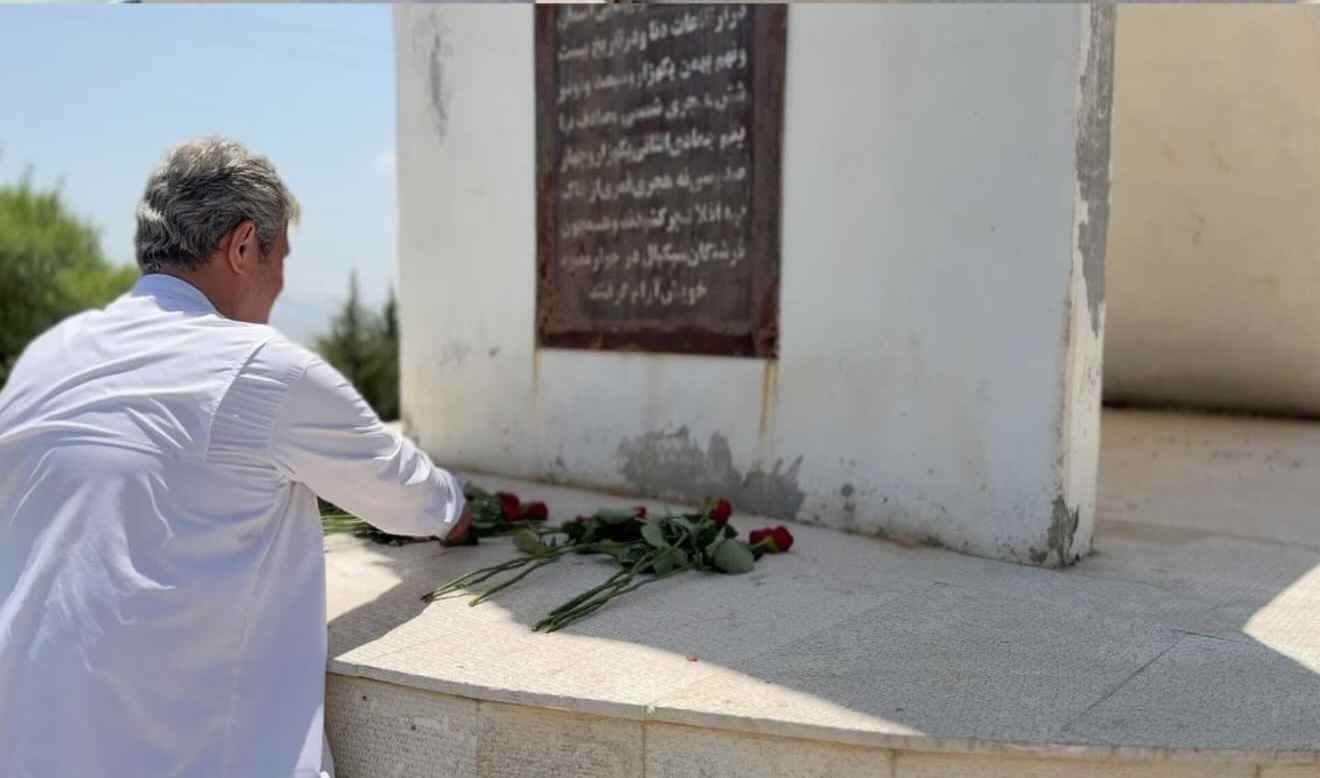 ادای احترام غلام‌رضا تاجگردون به یادمان پرواز ناتمام یاسوج-تهران در سی سخت
