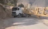 انتقال طاقت‌فرسای تجهیزات برای ساخت جاده پیچاب؛ تاجگردون: برای ساختن باید حوصله داشت
