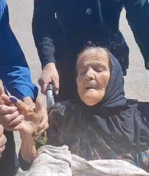 لحظه رای دادن یکی از خاص ترین طرفداران غلامرضا تاجگردون