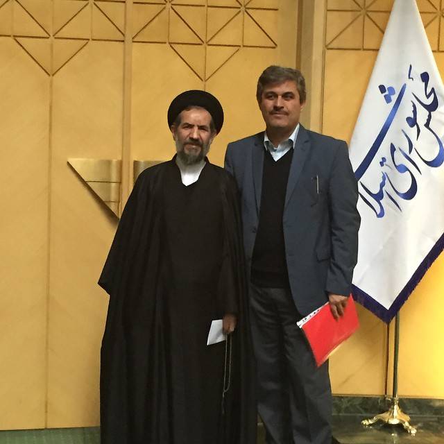 تصویری از غلامرضا تاجگردون در کنار حجت الاسلام ابوترابی در مجلس