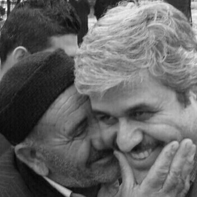 بوسهی پیرمرد در جریان افتتاح طرح ساماندهی گلزار شهدا