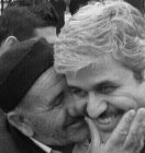 بوسهی پیرمرد در جریان افتتاح طرح ساماندهی گلزار شهدا
