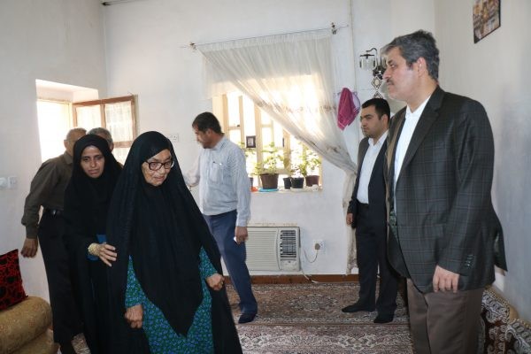 دیدار غلامرضا تاجگردون با خانوادههای شهدا